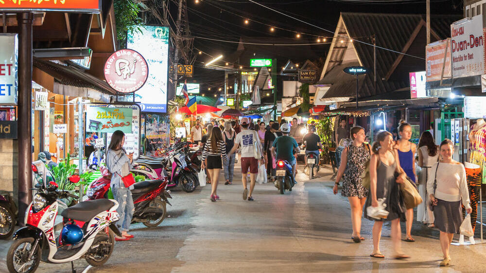 תיירים מבלים ברחובות פאי