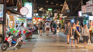 תיירים מבלים ברחובות פאי