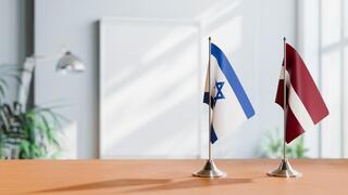 Флажки Израиля и Латвии