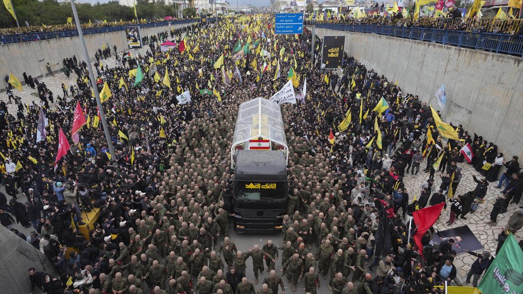 Photo: Anwar AMRO / AFP REUTERS/Thaier Al-Sudani טקס ההלוויה הרשמי של חסן נסראללה בביירות