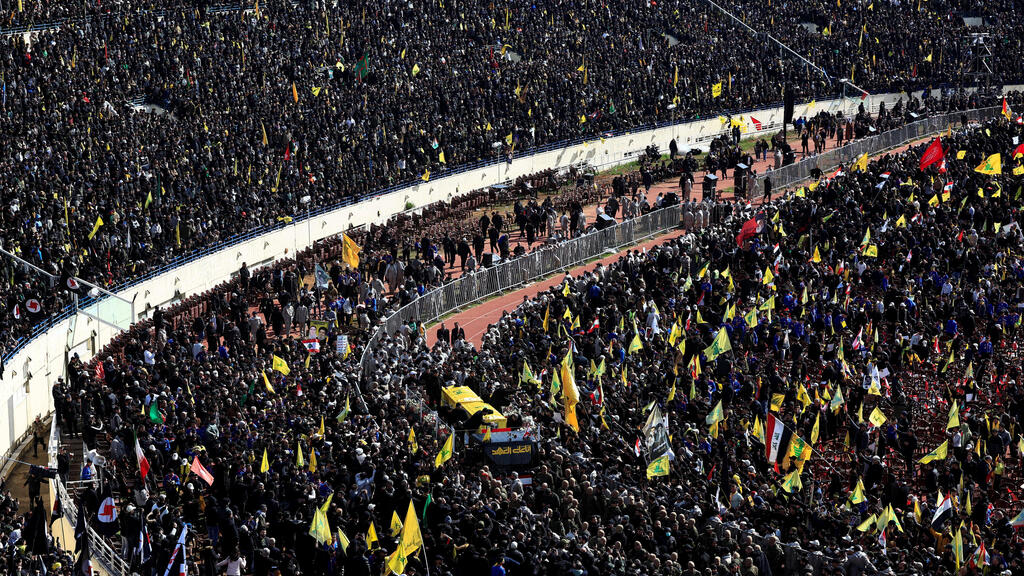 Photo: Anwar AMRO / AFP REUTERS/Thaier Al-Sudani טקס ההלוויה הרשמי של חסן נסראללה בביירות