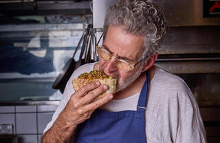 מנה חדשה נולדה: הפתיתים בפיתה של השף איל שני