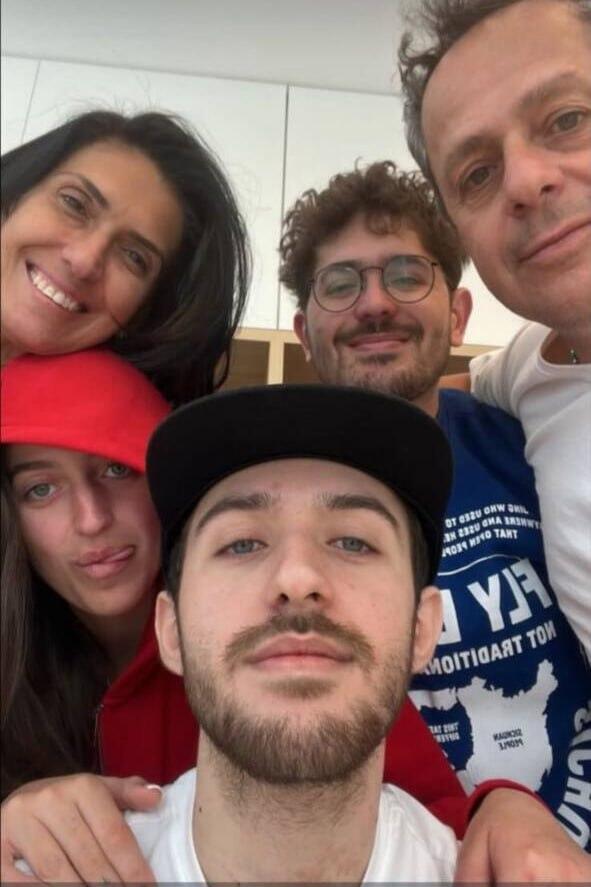 עומר שם טוב בתמונה ראשונה אחרי שחזר מהשבי יחד עם משפחתו