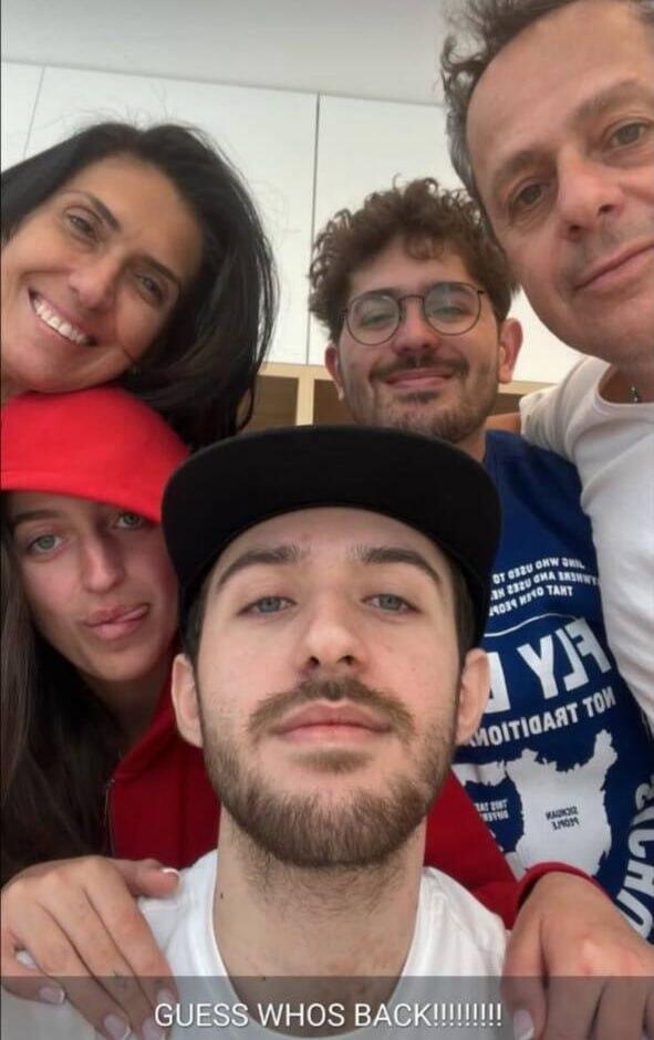 עומר שם טוב בתמונה ראשונה אחרי שחזר מהשבי יחד עם משפחתו