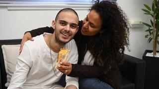 עומר ונקרט הביא לאימו חלווה כשחזר מהשבי 