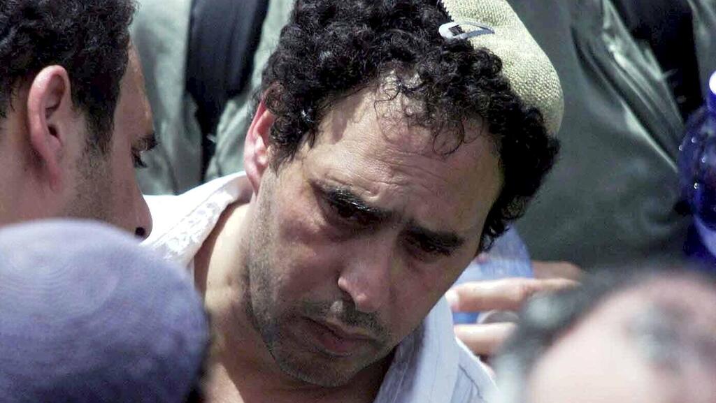 בועז שבו בהלוויית בני משפחתו שנרצחו בפיגוע ב-2002
