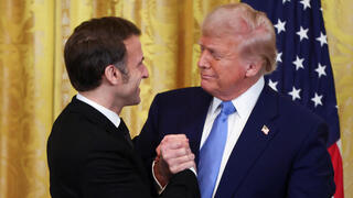 דונלד טראמפ עם עמנואל מקרון בבית הלבן