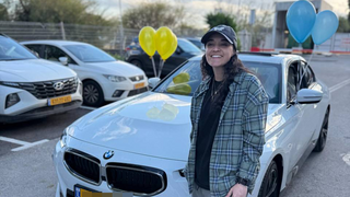 אמילי דמארי מקבלת מכונית BMW