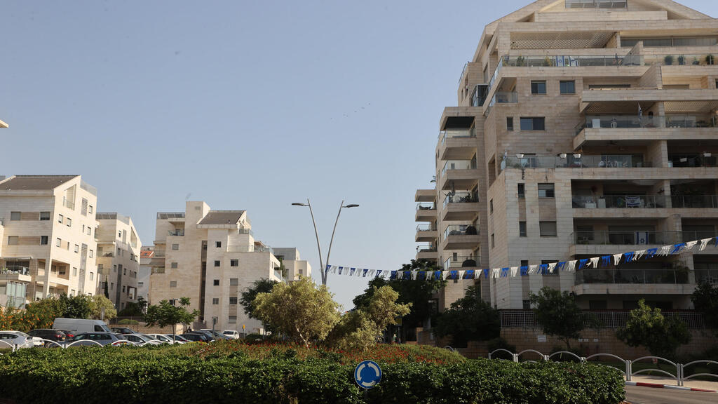 Кфар-Саба (Фото: Ярив Кац) כפר סבא. שיאנית ההתייקרויות
