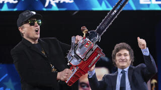 אילון מאסק ב-20 בפברואר ב כנס שמרני ב מרילנד ארה"ב מנופף ב מסור לסימון קיצוצים בממשל