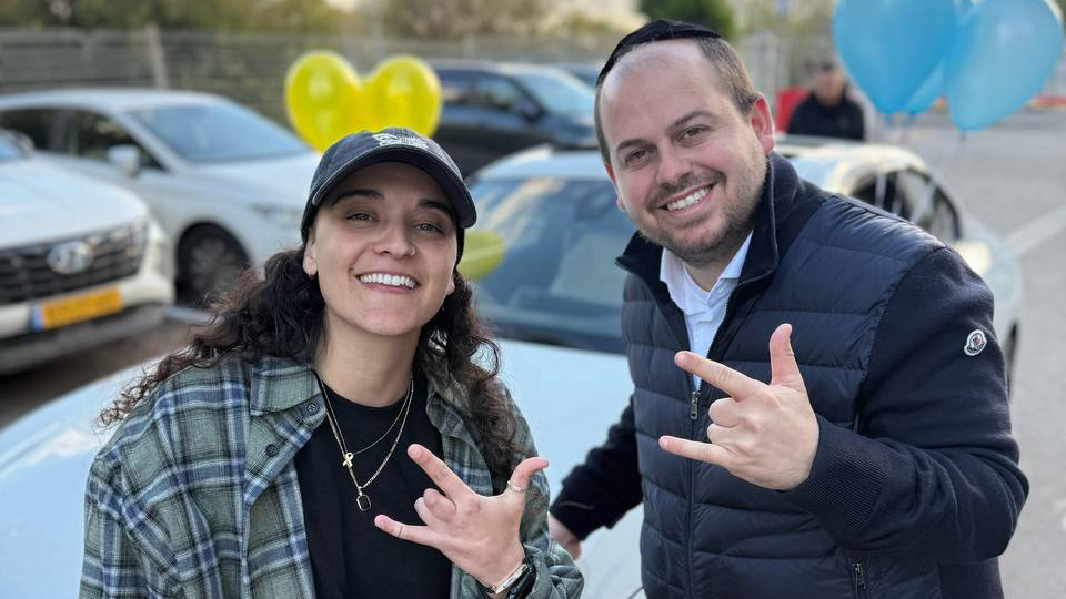 אמילי דמארי מקבלת מכונית BMW