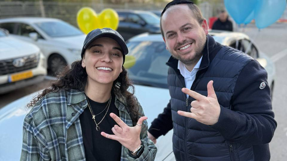 אמילי דמארי מקבלת מכונית BMW