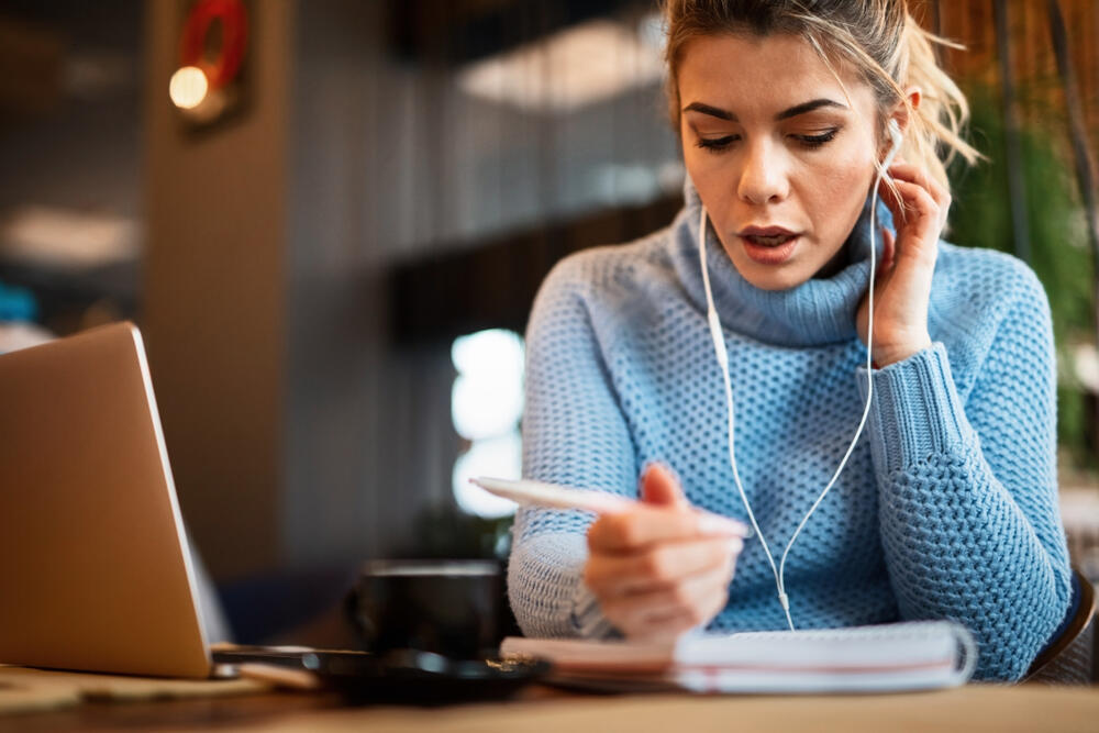 סטודנטית עם אוזניות