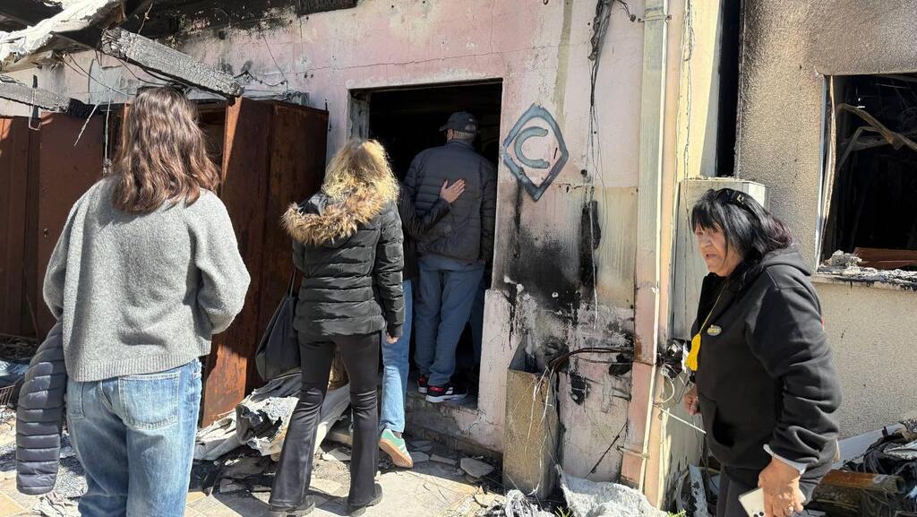 אזרחים פוקדים את ביתו של עודד ליפשיץ ז"ל בקיבוץ ניר עוז, טרם הלווייתו
