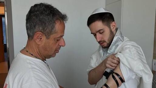 עומר שם טוב מניח תפילין