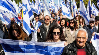 התכנסות סביב ארון הקבורה של עודד ליפשיץ, טרם הלווייתו, סמוך לחברת "קדישא" בראשון לציון