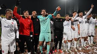 שחקני הפועל תל אביב חוגגים עם הקהל