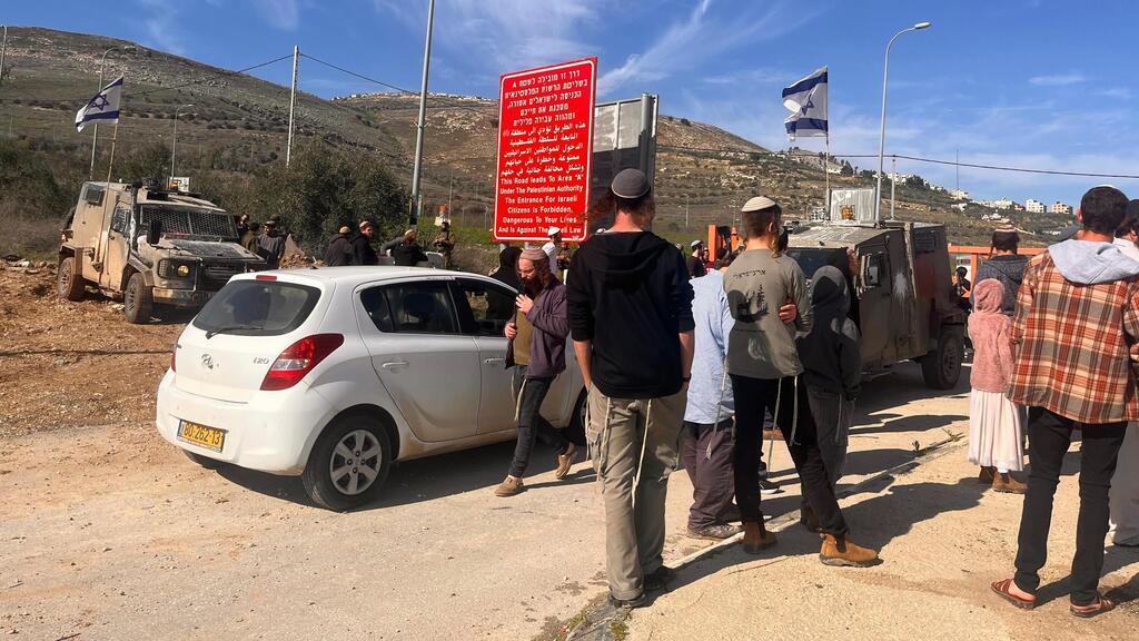 מתפללים בקבר יוסף