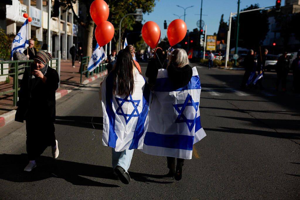 המונים מחוץ לחברת קדישא בראשון לציון והגיעו לכבד את משפחת ביבס