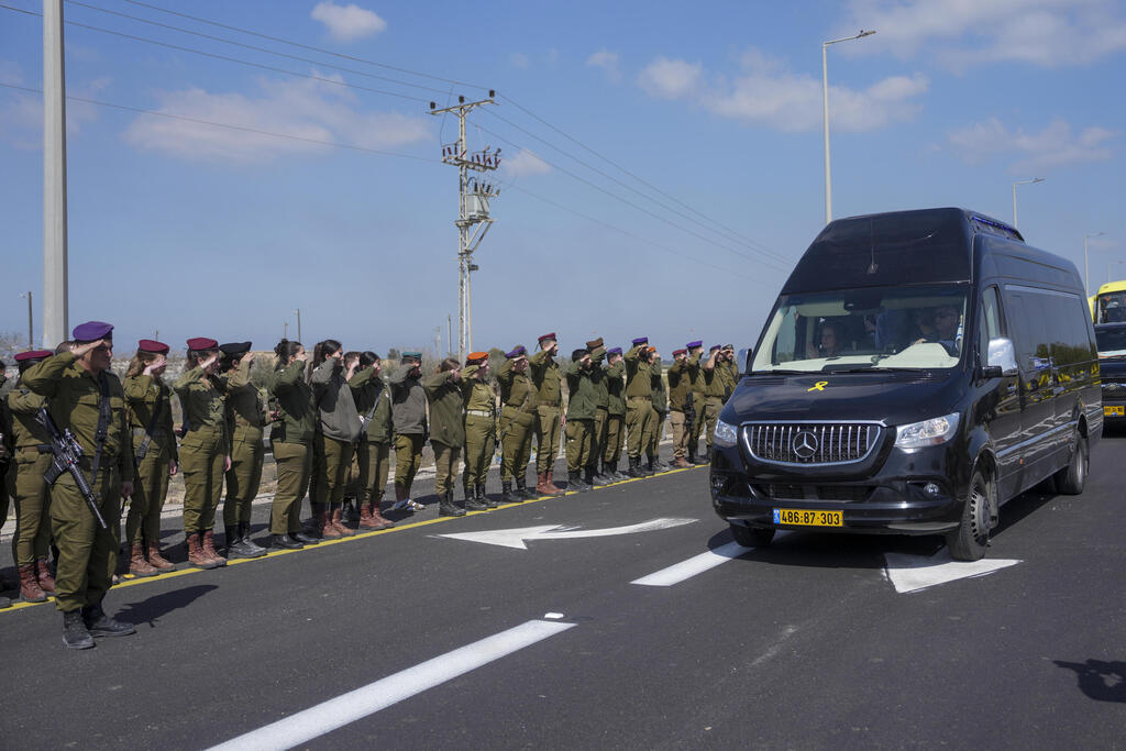 שיירת דגלים בניר עוז לכבוד משפחת ביבס שמובאים לקבורה