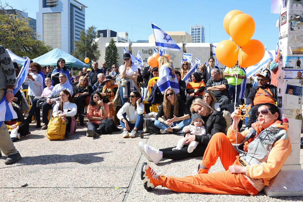 צפייה משותפת בהלווייתם של שירי, אריאל וכפיר ביבס ז"ל, מכיכר החטופים