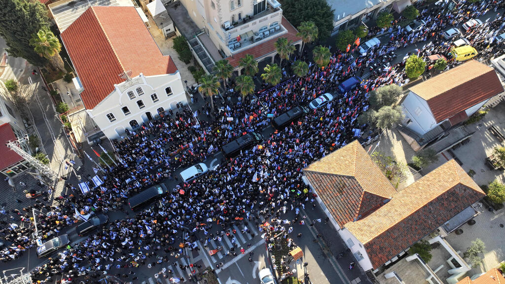 המונים מחוץ לחברת קדישא בראשון לציון והגיעו לכבד את משפחת ביבס