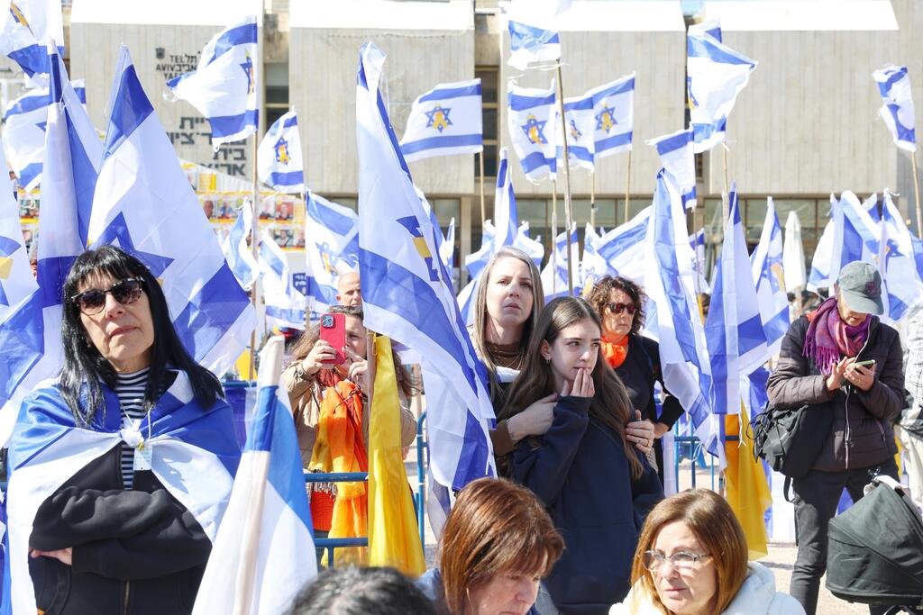 צפייה משותפת בהלווייתם של שירי, אריאל וכפיר ביבס ז"ל, מכיכר החטופים