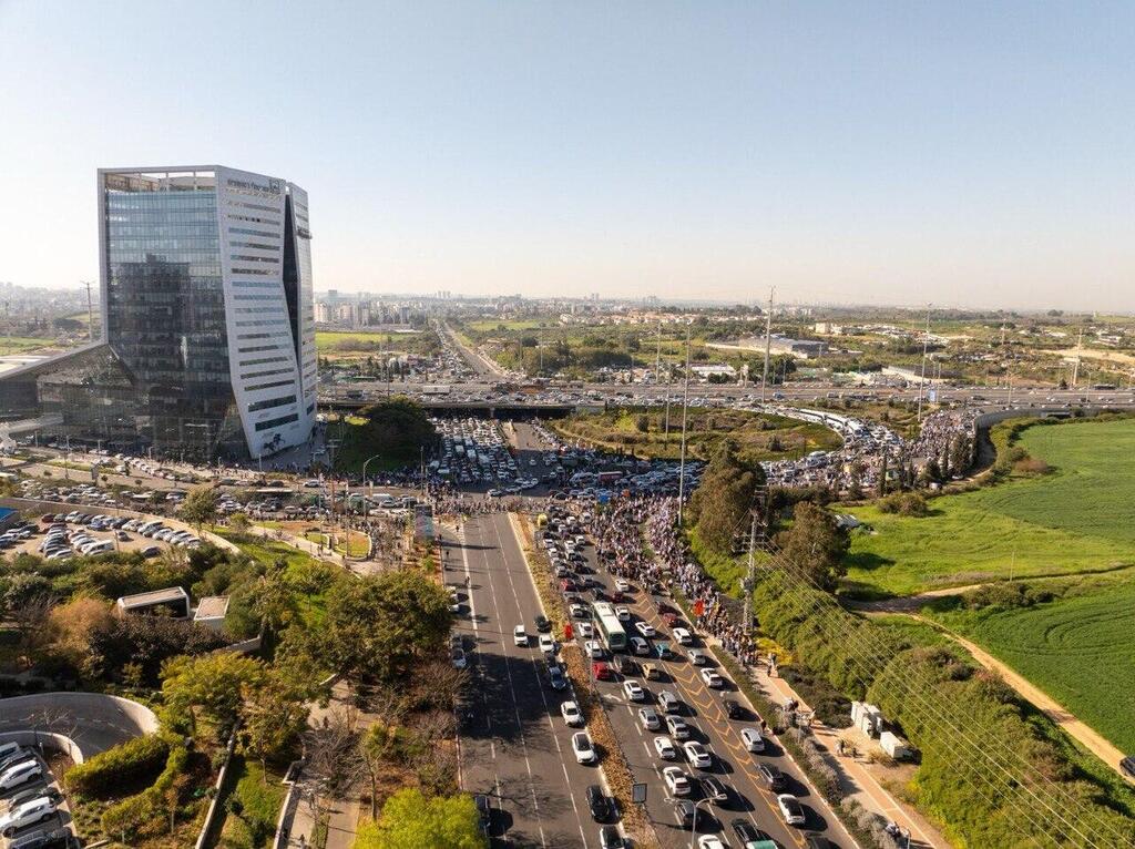 שיירת דגלים במחלף ראשון לכבוד משפחת ביבס שמובאים לקבורה