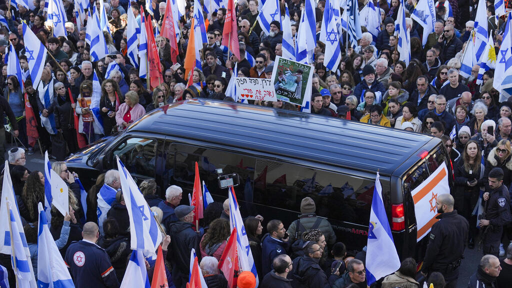 הרכב ובו ארונות הקבורה של משפחת ביבס מחוץ לחברת קדישא בראשון לציון