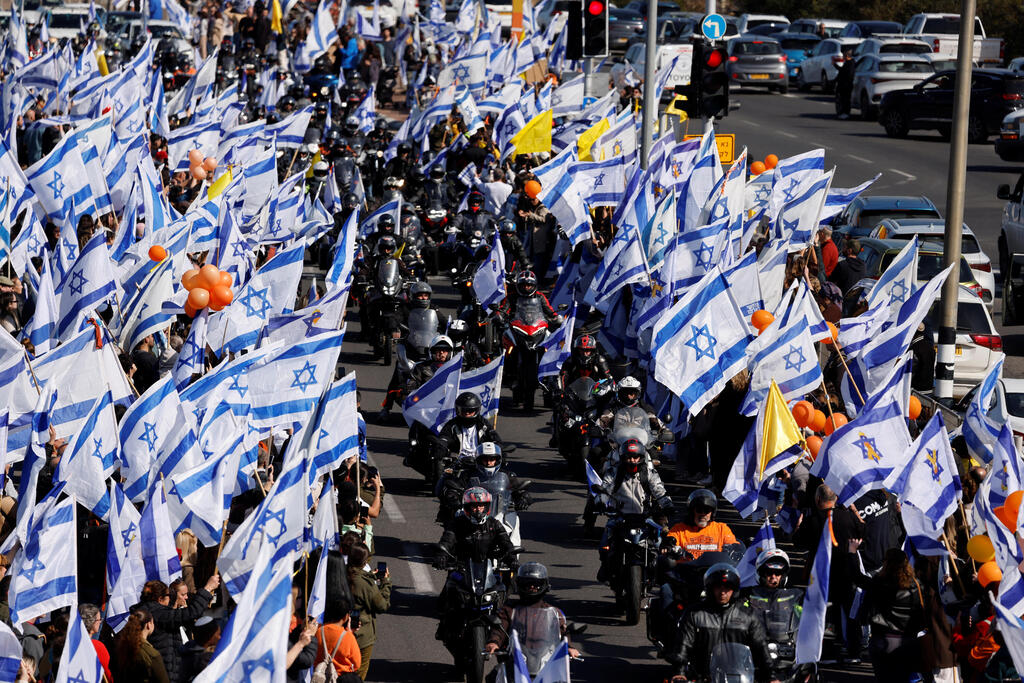 שיירת דגלים באשקלון לכבוד משפחת ביבס שמובאים לקבורה