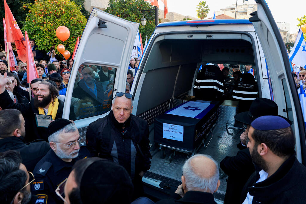המונים מחוץ לחברת קדישא בראשון לציון והגיעו לכבד את משפחת ביבס