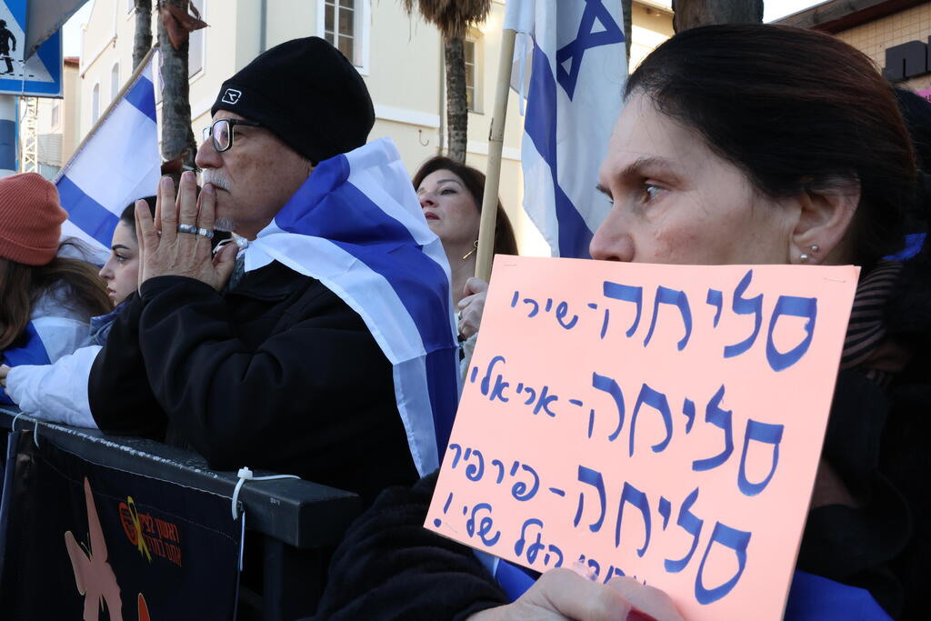 המונים מחוץ לחברת קדישא בראשון לציון והגיעו לכבד את משפחת ביבס