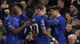 פדרו נטו חוגג עם שחקני צ'לסי