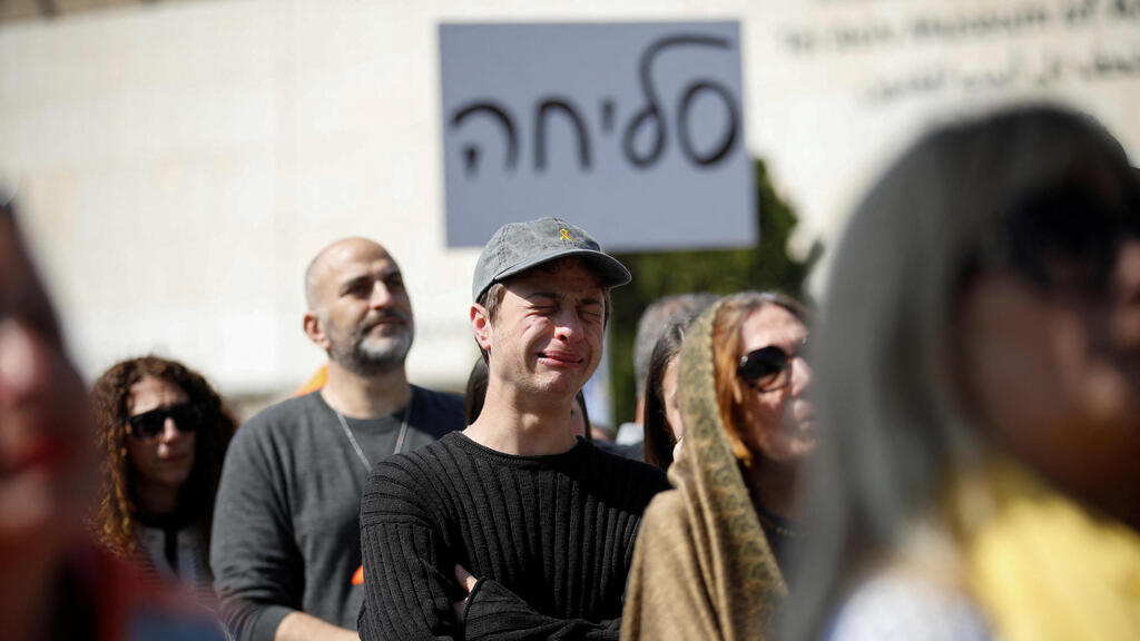 צפייה משותפת בהלווייתם של שירי, אריאל וכפיר ביבס ז"ל, מכיכר החטופים