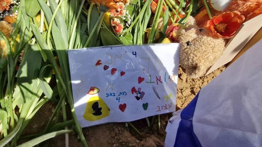 על קברו של אריאל ביבס הונח ציור שחברו יואב אביטל, בן 5, צייר