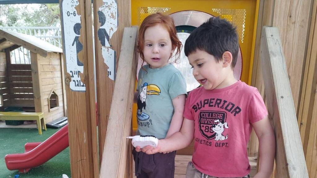 Ariel Bibas with his friend Yoav Avital יואב אביטל ואריאל ביבס