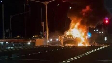 רכב עולה באש ליד יישוב ארז בכביש 34