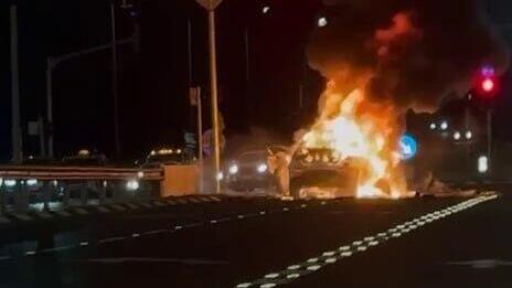 רכב עולה באש ליד יישוב ארז בכביש 34