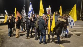 אזרחים בצומת גמה הגיעו לתמוך במהלך החזרת ארונות חטופים חללים ששוחררו משבי החמאס