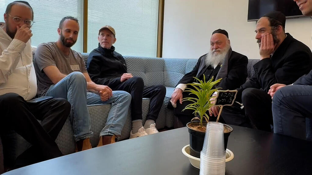 קית סיגל החטוף ששוחרר בפגישה עם יצחק גולדקנופף,  שר הבינוי והשיכון