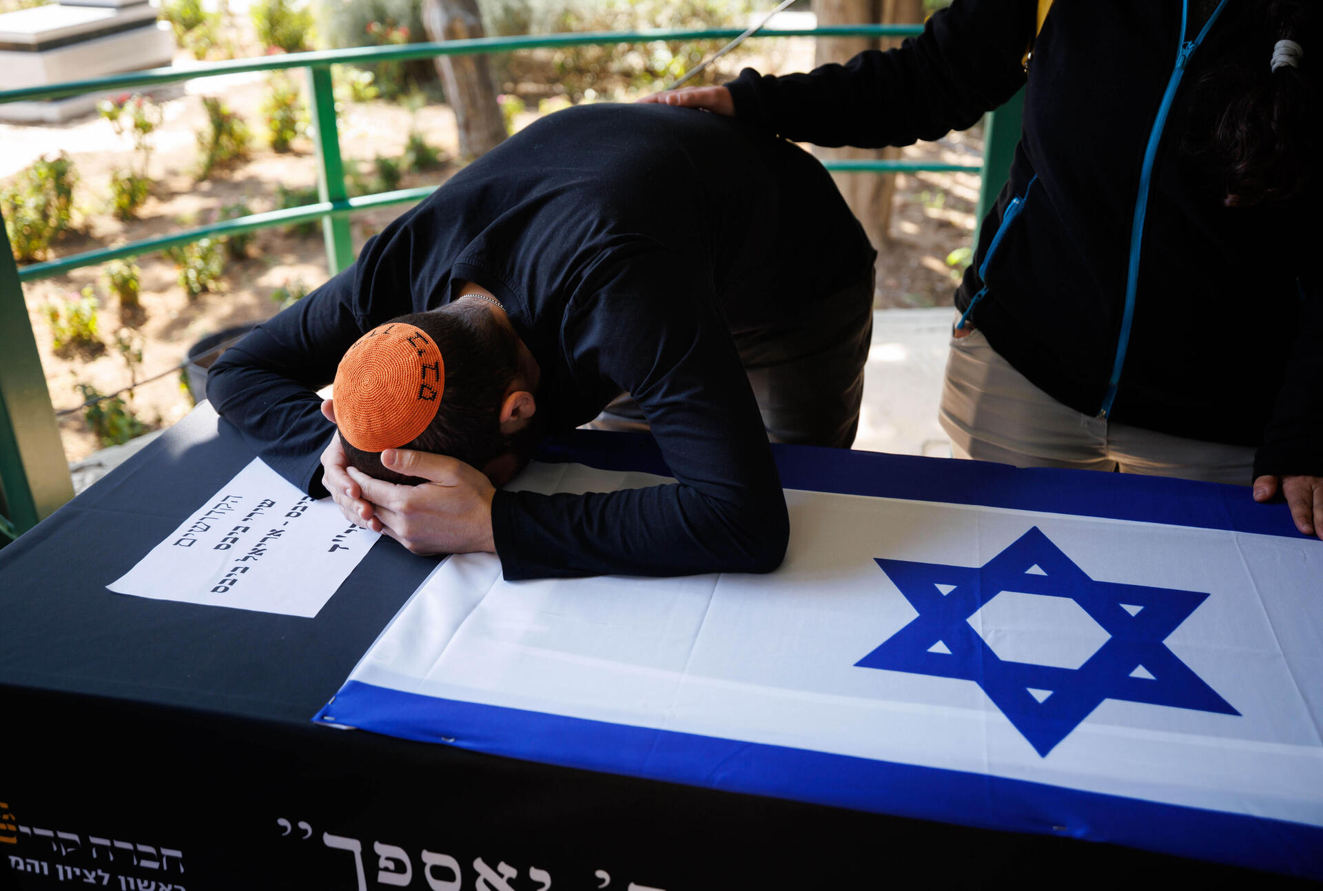 ירדן ביבס רוכן על קברם של אשתו שירי ולידיו אריאל וכפיר ז"ל 