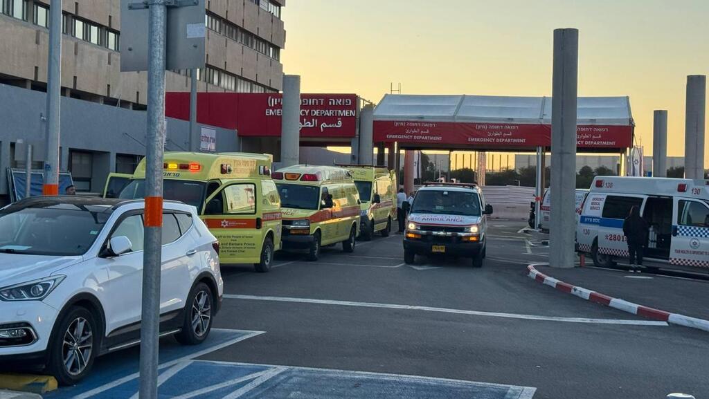 האמבולנסים עם פצועי הפיגוע בצומת כרכור בביה"ח הלל יפה