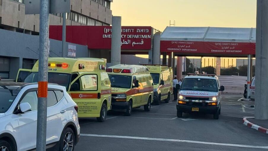 האמבולנסים עם פצועי הפיגוע בצומת כרכור בביה"ח הלל יפה