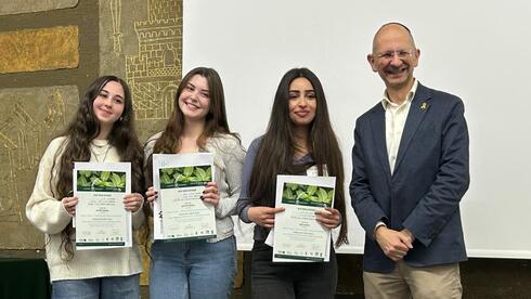 מימין לשמאל: פרופ' סיריל כהן, יומנה אבו בכר, אמיליה סויפר, בר לירן