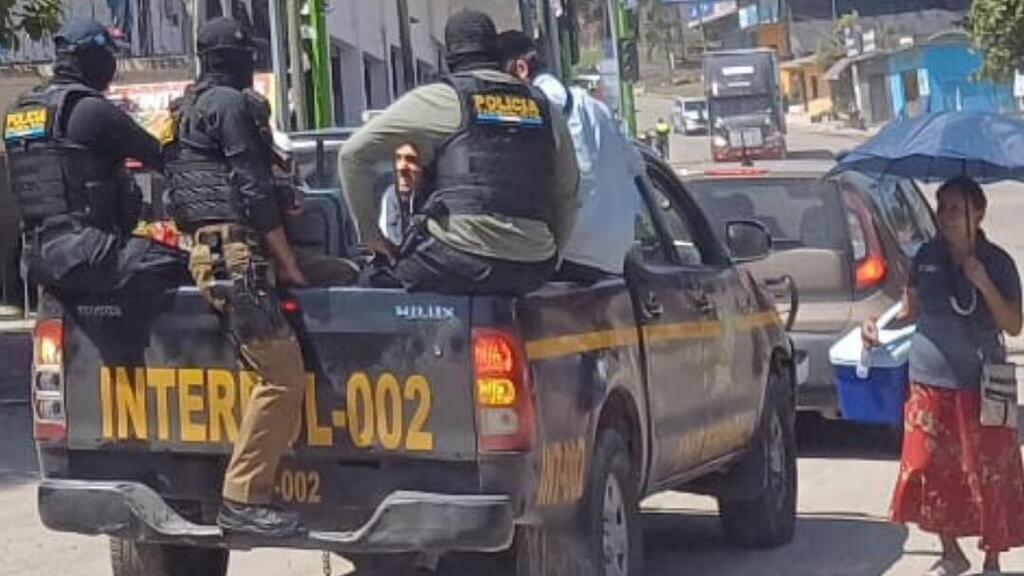 שוטרים עם החשודים ברכב משטרתי