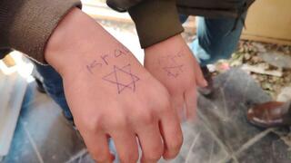 לוחמי מגב ציירו על ידיהם של ילדים פלסטינים מגן דוד