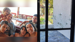 תושב נחל עוז רן פוסלושני ז"ל, שנורה בשוגג על ידי צה"ל בביתו ב-7 באוקטובר. בצילום עם אשתו שרונה ו-4 ילדיהם