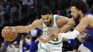 ג'ייסון טייטום מתקשה מול קייד קנינגהאם