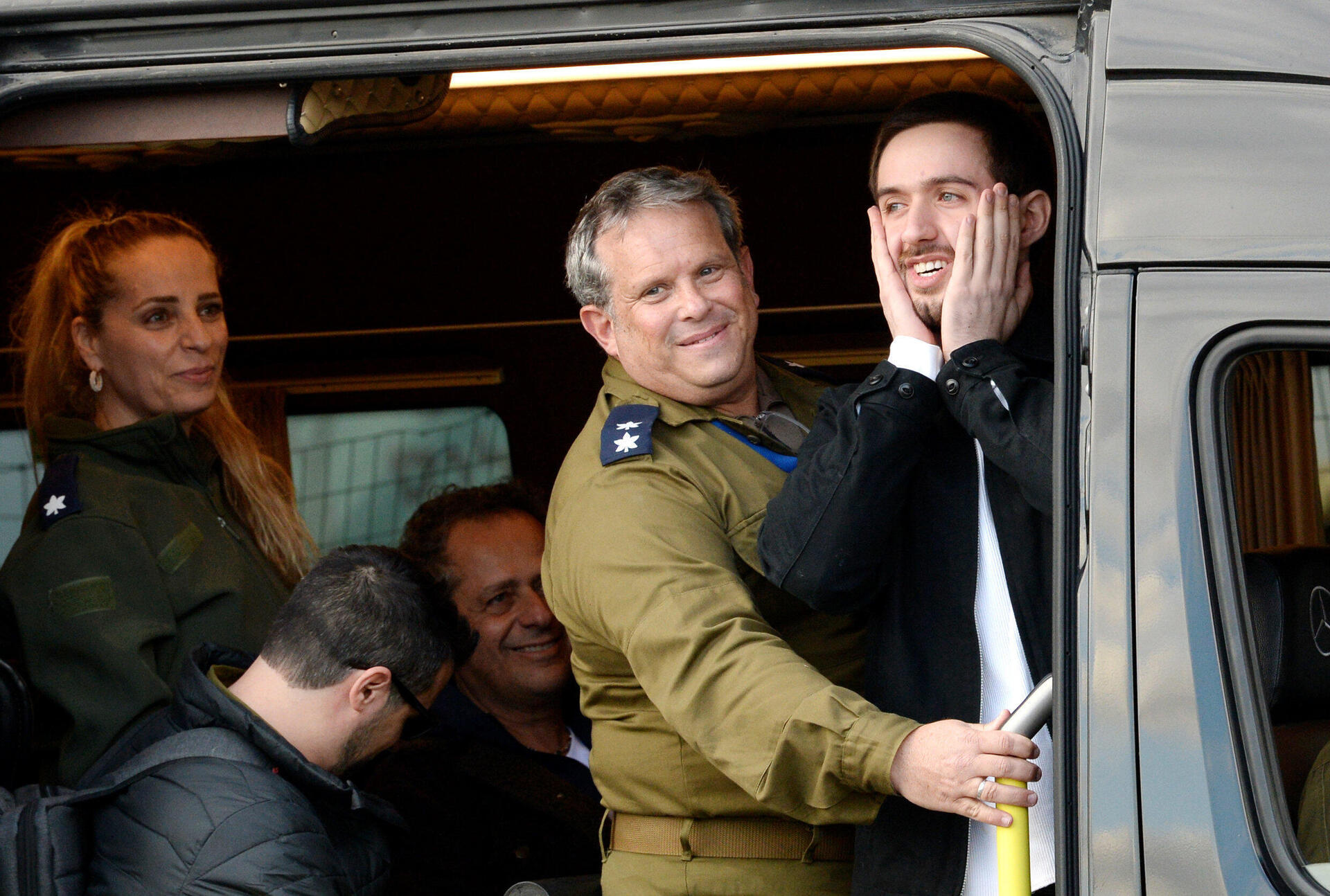 עומר שם טוב צופה בקהל  שהגיע לקבל את פניו . צילום -