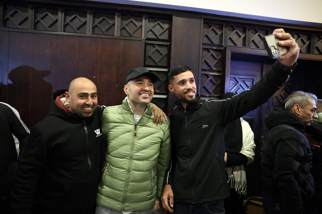 Palestinian prisoners celebrating release (Photo: Zain JAAFAR / AFP) שחרור אסירים ביטחוניים לשטחי יהודה ושומרון